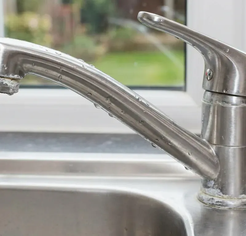Quelle cartouche filtrante anti calcaire choisir pour protéger sanitaires et robinetterie d'un appartement ?
